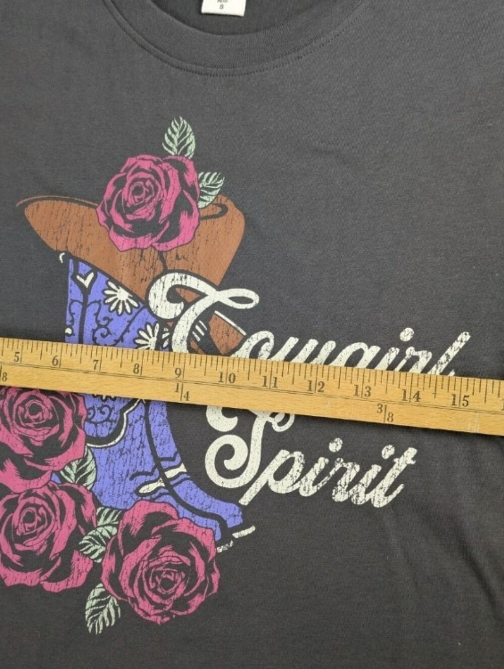 Cowgirl Spirit Tshirt NWT Small Grey Boots & Roses - Picture 3 of 6